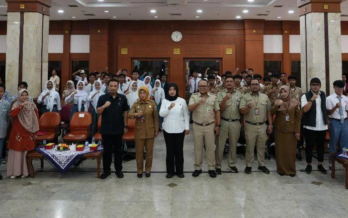 Cegah Tawuran, Wali Kota Jakarta Barat Iin Mutmainnah Buka Dialog Interaktif dengan 100 Pelajar SMA, di Ruang Ali Sadikin, Kantor Wali Kota Jakarta Barat, Selasa (19/5/2026).