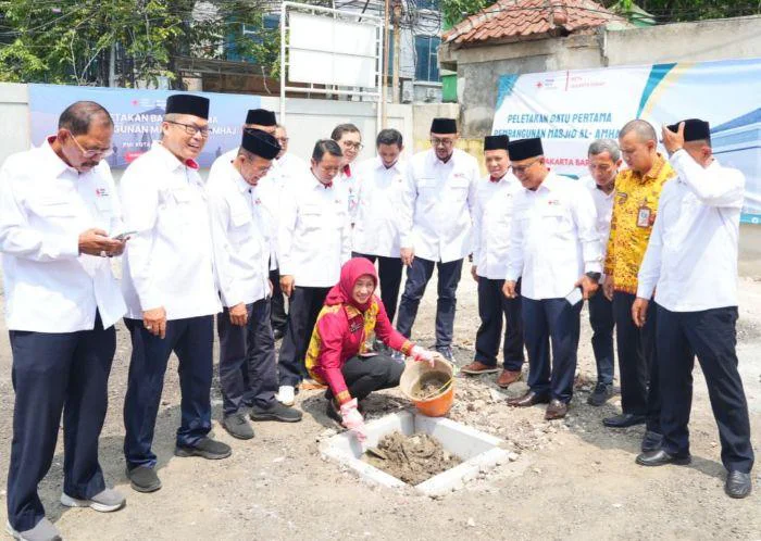 Wali Kota Jakarta Barat, Iin Mutmainnah mengucapkan selamat atas pengukuhan Dewan Kehormatan (DK) dan pengurus PMI Kota Administrasi Jakarta Barat, masa bakti 2025-2027, dan Peletakan Batu Pertama Masjid Al Amhaj