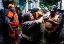 Tangis Warga Kembangan Jakbar Pecah dalam Pelukan Wali Kota Jakarta Barat Iin Mutmainnah Saat meninjau Banjir, di permukiman warga RT 001 RW 01 Kelurahan Kembangan Selatan hingga kolong tol JORR W1 Puri Kembangan