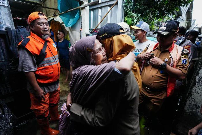 Tangis Warga Kembangan Jakbar Pecah dalam Pelukan Wali Kota Jakarta Barat Iin Mutmainnah Saat meninjau Banjir, di permukiman warga RT 001 RW 01 Kelurahan Kembangan Selatan hingga kolong tol JORR W1 Puri Kembangan