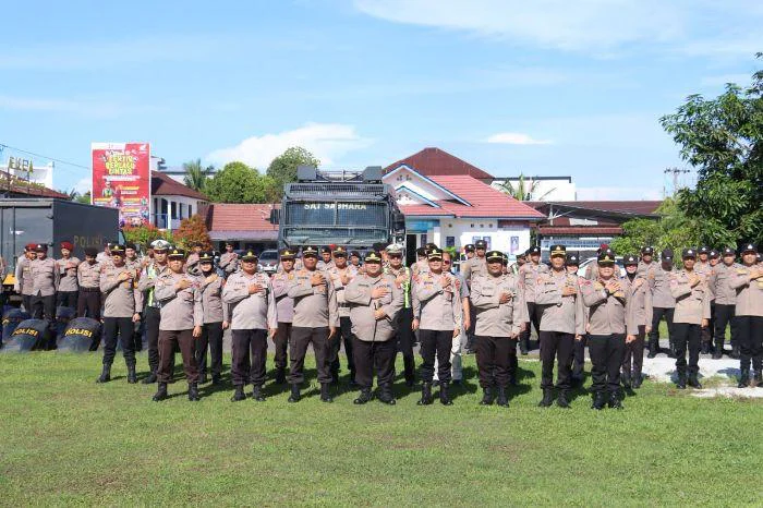 Kapolres Belitung, AKBP Sarwo Edi Wibowo, S.I.K., didampingi Wakapolres dan Kabag Ops Polres Belitung, serta diikuti oleh seluruh personel Polres Belitung Apel Siaga Antisipasi Peringatan 1 Mei 2026, Polres Belitung menggelar Apel Siaga Pengamanan pada Jumat (1/5/2026) pukul 08.00 WIB di halaman Mako Polres Belitung.