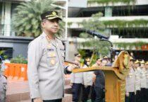 Polres Metro Jakarta Barat Gelar Apel Pelayanan Pengamanan Hari Buruh 2026, dipimpin Kapolres Kombes Pol. Twedi Aditya Bennyahdi, S.Sos., S.I.K., M.H., serta dihadiri oleh Wakapolres Metro Jakarta Barat AKBP Rezi Dharmawan, S.I.K., M.I.K., para Pejabat Utama, dan seluruh anggota Polres Metro Jakarta Barat. Pelayanan Humanis
