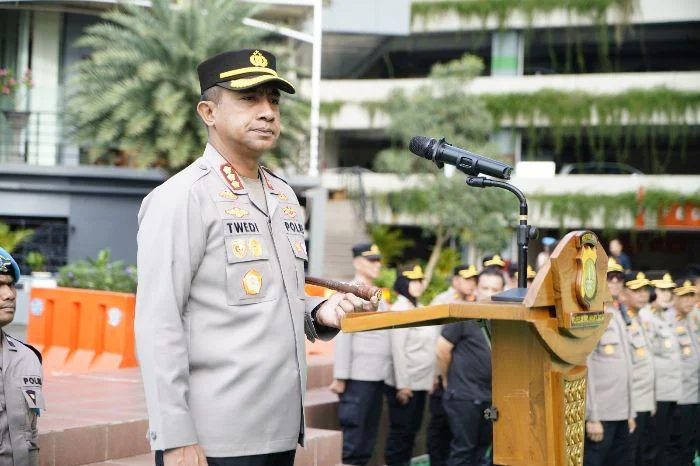 Polres Metro Jakarta Barat Gelar Apel Pelayanan Pengamanan Hari Buruh 2026, dipimpin Kapolres Kombes Pol. Twedi Aditya Bennyahdi, S.Sos., S.I.K., M.H., serta dihadiri oleh Wakapolres Metro Jakarta Barat AKBP Rezi Dharmawan, S.I.K., M.I.K., para Pejabat Utama, dan seluruh anggota Polres Metro Jakarta Barat. Pelayanan Humanis