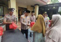 Kapolsek Tambora AKP Wahyu Hidayat, didampingi Wakapolsek AKP Sudargo, memimpin langsung kegiatan santunan kepada para janda yang berada di sekitar wilayah Mako Polsek Tambora.