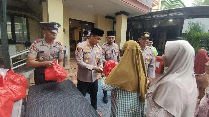 Kapolsek Tambora AKP Wahyu Hidayat, didampingi Wakapolsek AKP Sudargo, memimpin langsung kegiatan santunan kepada para janda yang berada di sekitar wilayah Mako Polsek Tambora.