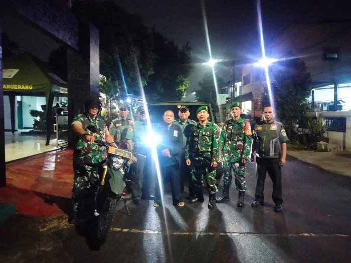 Antisipasi Kejahatan Pasca May Day, personel Babinsa 06/Cibodas dan Babinsa Koramil 03/Serpong bersama Komponen Pendukung (Komduk) melaksanakan patroli malam bersama unsur Linmas dan Mitra Jaya di wilayah teritorial Kodim 0506/Tgr, Jum'at malam (01/05/2026).