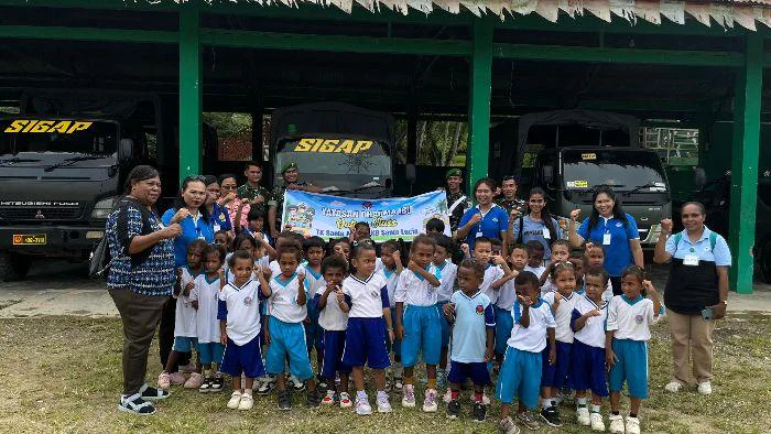 Serunya Anak-anak siswa TK dan KB Saat Jadi Tentara Sehari di Yonif 763/SBA, antusias menyimak perkenalan tugas pokok satuan, kagum melihat deretan piala prestasi dan foto Komandan Batalyon beserta perwira.