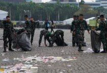 Aksi Bersih-bersih Sampah di Monas Setelah Pam May Day, prajurit Kodam Jaya justru melanjutkan tugas mulianya. Dengan langkah yang sama tegapnya, mereka memungut satu per satu sampah yang tertinggal di area Monas. 