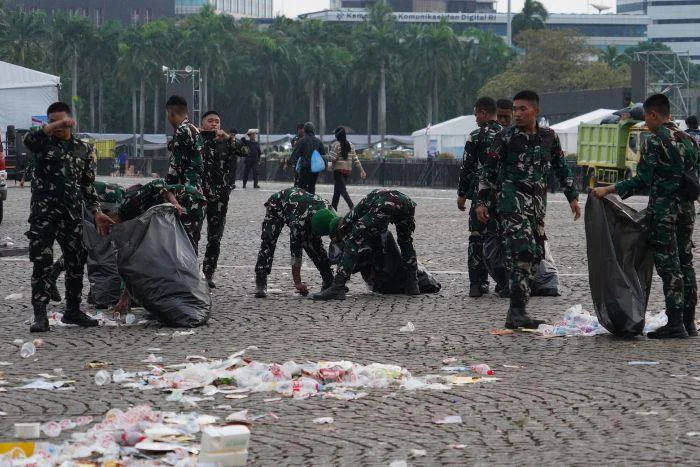 Aksi Bersih-bersih Sampah di Monas Setelah Pam May Day, prajurit Kodam Jaya justru melanjutkan tugas mulianya. Dengan langkah yang sama tegapnya, mereka memungut satu per satu sampah yang tertinggal di area Monas. 