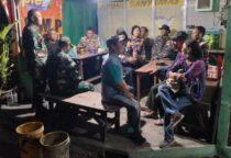 Babinsa Koramil 06/Cakung bersama berbagai unsur Komduk menggelar patroli/siskamling keliling yang dilaksanakan di RT 01 RW 12 Kelurahan Pulogebang Kecamatan Cakung Jakarta Timur. Sabtu (02/05/26).