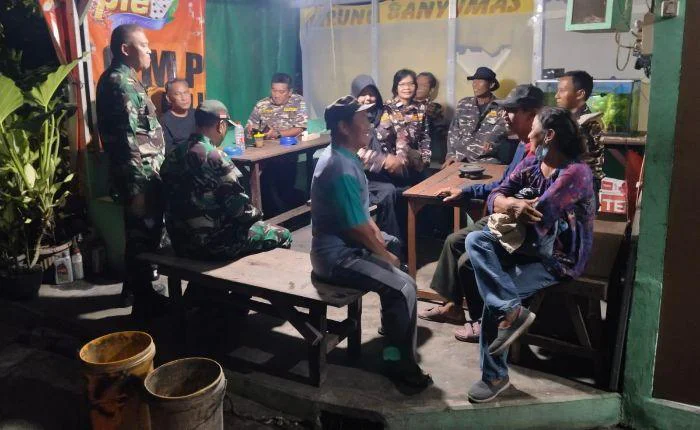 Babinsa Koramil 06/Cakung bersama berbagai unsur Komduk menggelar patroli/siskamling keliling yang dilaksanakan di RT 01 RW 12 Kelurahan Pulogebang Kecamatan Cakung Jakarta Timur. Sabtu (02/05/26).