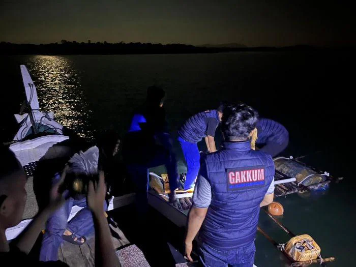 Polres Belitung bersama Dit Polairud Polda Kepulauan Bangka Belitung melakukan penertiban terhadap aktivitas tambang timah ilegal jenis ponton suntik di perairan