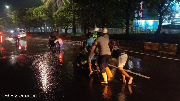 Genangan Air di Daan Mogot, Sigap Atur Lalu Lintas Personel Polsek Cengkareng Beri Pelayanan Pengguna Jalan rawan genangan, yakni di Jalan Daan Mogot kawasan Taman Kota dan Jalan Daan Mogot Pintu Air KM 13.