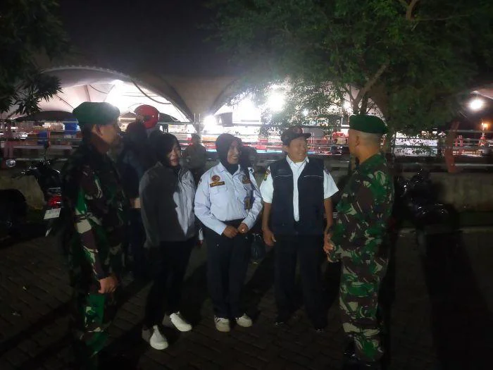 Perkuat Binter, Babinsa Koramil 09/Serut dan Babinsa Koramil 06/Cibodas bersama Komponen Pendukung (Komduk) melaksanakan patroli gabungan
