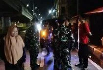 Patroli Gabungan Babinsa Koramil 01/Jatinegara bersama unsur Komduk melaksanakan patroli/siskamling keliling guna menjaga stabilitas keamanan dan ketertiban masyarakat (Kamtibmas)