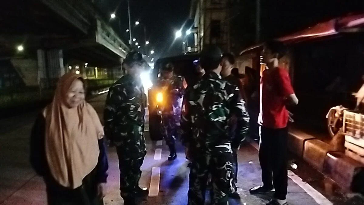 Patroli Gabungan Babinsa Koramil 01/Jatinegara bersama unsur Komduk melaksanakan patroli/siskamling keliling guna menjaga stabilitas keamanan dan ketertiban masyarakat (Kamtibmas)