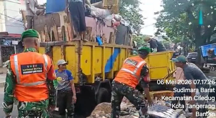 Instruksi Danrem 052/Wkr, Satgas Sampah, Kodim 0506/Tgr melalui jajaran Koramil 04/Ciledug melaksanakan aksi kerja bakti (Korve) di Jalan Raden Fatah Kelirahan Sudimara Barat