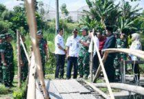 Jembatan Sesek Dinilai Berbahaya, Danrem 081/DSJ Kolonel Arm Untoro Hariyanto saat tinjau kelokasi jembatan sesek di Kelurahan Sentul, Kecamatan Sananwetan, Kota Blitar, Rabu (6/5/2026). Prioritaskan Bangun Jembatan Garuda