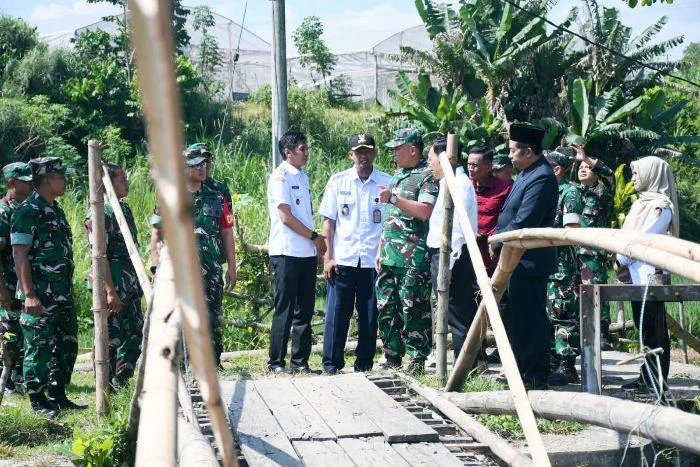 Jembatan Sesek Dinilai Berbahaya, Danrem 081/DSJ Kolonel Arm Untoro Hariyanto saat tinjau kelokasi jembatan sesek di Kelurahan Sentul, Kecamatan Sananwetan, Kota Blitar, Rabu (6/5/2026). Prioritaskan Bangun Jembatan Garuda