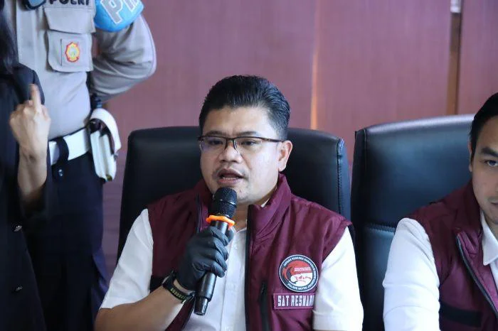 Satresnarkoba Polres, Kasat Reserse Narkoba Polres Metro Jakarta Barat AKBP Vernal Armando Sambo membenarkan penangkapan tersebut. Ringkus WNA Asal China, Sita berbagai macam Narkotika