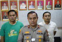 Kapolsek Kalideres Kompol Rihold Sihotang didampingi Kanit Reskrim AKP Rachmad Wibowo menjelaskan, pengungkapan kasus ini berawal dari laporan korban berinisial AS (34)