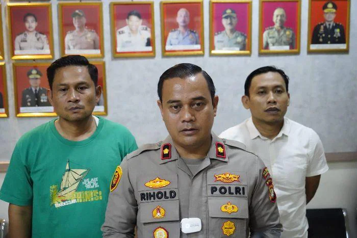 Kapolsek Kalideres Kompol Rihold Sihotang didampingi Kanit Reskrim AKP Rachmad Wibowo menjelaskan, pengungkapan kasus ini berawal dari laporan korban berinisial AS (34)