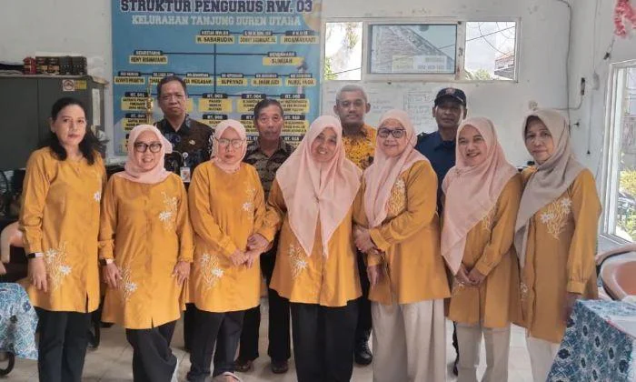 Sekel Tanjung Duren Utara, Agusta, Staf Kasie Kesra Kelurahan Tanjung Duren Utara, Casrin, perwakilan Suku Dinas Penanggulangan Kebakaran dan Penyelamatan (Gulkarmat) Kecamatan Grogol Petamburan, Mulyono, serta tenaga medis dari Puskesmas Tanjung Duren Utara, Sopardi.