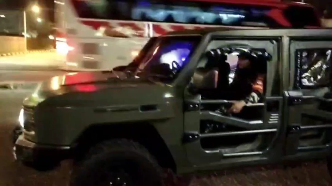 Personel Babinsa Koramil 02/Batuceper dan Babinsa Koramil 05/Ciputat, Kodim 0506/Tgr bersama Komduk meningkatkan intensitas pengamanan wilayah melalui patroli kendaraan taktis Maung,