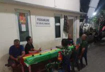 Babinsa Koramil 03/Ps.Rebo-Ciracas Bersama komduk Gelar Patroli/Siskamling berlangsung di Pos Siskamling Jalan Raya Bungur RT 010/RW 06 Kelurahan Rambutan Kecamatan Ciracas,