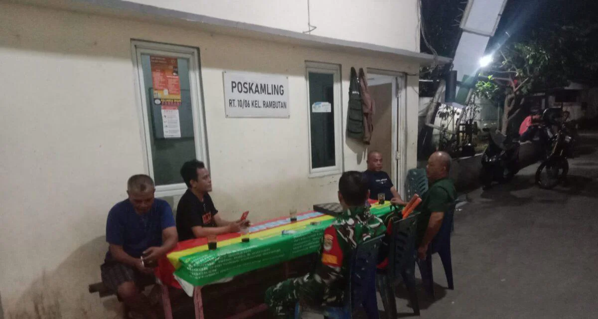 Babinsa Koramil 03/Ps.Rebo-Ciracas Bersama komduk Gelar Patroli/Siskamling berlangsung di Pos Siskamling Jalan Raya Bungur RT 010/RW 06 Kelurahan Rambutan Kecamatan Ciracas,