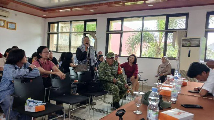 Bhabinkamtibmas Kelurahan Jelambar Polsek Grogol Petamburan Polres Metro Jakarta Barat Aipda Fitrah Amirullah bersama unsur 3 Pilar menghadiri dan memonitor kegiatan Sosialisasi Gerakan Pemilahan dan Pengolahan Sampah dari Sumber yang digelar di Aula Kantor Kelurahan Jelambar, Kecamatan Grogol Petamburan, Jakarta Barat, Jumat (8/5/2026).