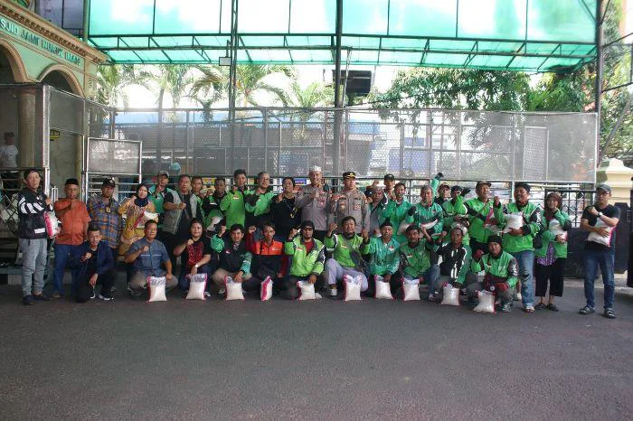 Program Jumat Peduli, Polsek Metro Tamansari Berbagi dengan Komunitas Ojol dan Warga, ini merupakan kegiatan rutin bulanan yang diberikan kepada seluruh anggota Sabuk Kamtibmas Polsek Metro Tamansari