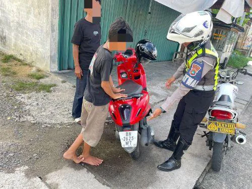 Satlantas Polres Belitung Tertibkan TNKB Tidak Standar, Kasat Lantas Polres Belitung, Iptu Ervindo Thio Prabowo, mengatakan bahwa kegiatan tersebut merupakan bagian dari upaya menciptakan keamanan, keselamatan, ketertiban, dan kelancaran lalu lintas di wilayah Kabupaten Belitung.
