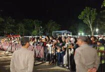 Personel Polres Belitung Amankan 'Konser KelilingWaktu Vol. 2' di Pantai Tanjung Pendam, Minggu(10/5/2026), sebagai bentuk komitmen Polri