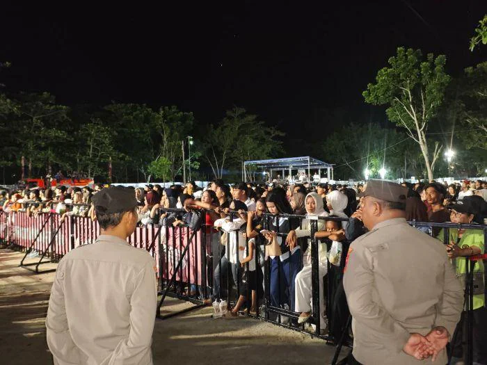 Personel Polres Belitung Amankan 'Konser KelilingWaktu Vol. 2' di Pantai Tanjung Pendam, Minggu(10/5/2026), sebagai bentuk komitmen Polri