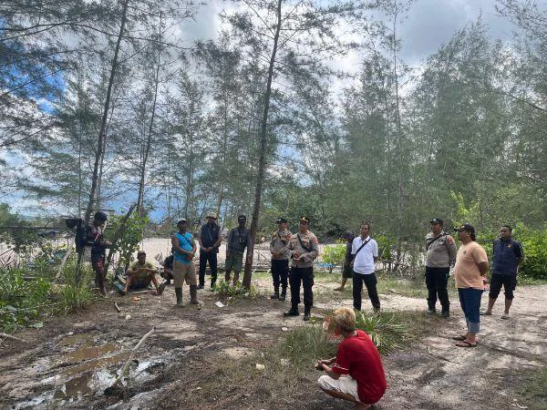 Personel Polres Belitung melakukan peringatan, imbauan dan  penertiban terhadap aktivitas tambang ilegal di wilayah Laut Ulim, setelah melalui berbagai tahapan persuasif, di lapangan, Rabu (13/05/2026).