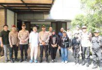 Kapolres Metro Jakarta Barat Kombes Pol Twedi Aditya Bennyahdi didampingi sejumlah pejabat utama Cek Langsung Kesiapan Pengamanan Ibadah Kenaikan Yesus Kristus, saat di Gereja GBI The Way di kawasan Tanjung Duren Utara, Grogol Petamburan