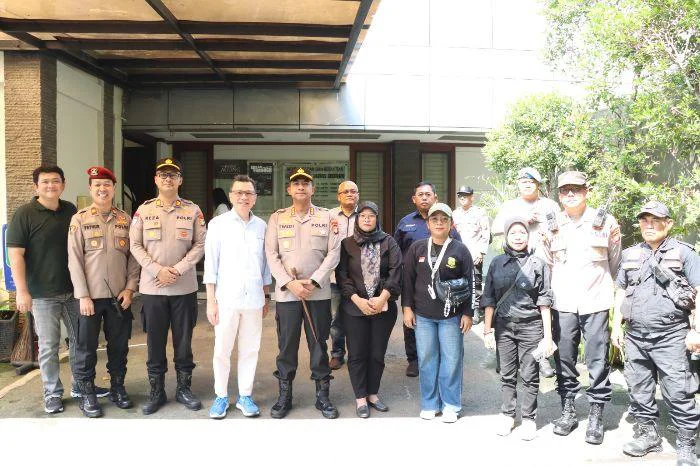 Kapolres Metro Jakarta Barat Kombes Pol Twedi Aditya Bennyahdi didampingi sejumlah pejabat utama Cek Langsung Kesiapan Pengamanan Ibadah Kenaikan Yesus Kristus, saat di Gereja GBI The Way di kawasan Tanjung Duren Utara, Grogol Petamburan