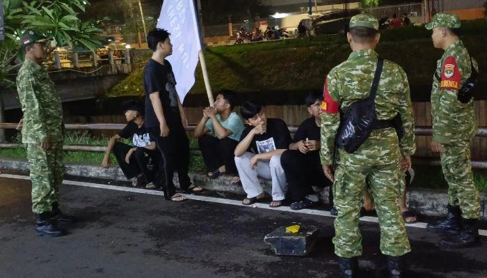 Patroli Gabungan Koramil 03/Ps.Rebo-Ciracas dan Komduk Perkuat Keamanan Wilayah melaksanakan patroli dan siskamling keliling di wilayah Kecamatan Pasar Rebo Jakarta Timur, Jumat (15/05/26).