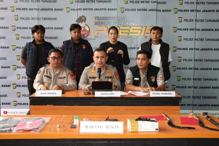 Kapolsek Metro Tamansari Polres Metro Jakarta Barat Kompol Bobby M. Zulfikar didampingi Kanit Reskrim Ungkap Sindikat Jambret dan Penadah Emas, Hasil Kejahatan untuk Narkoba