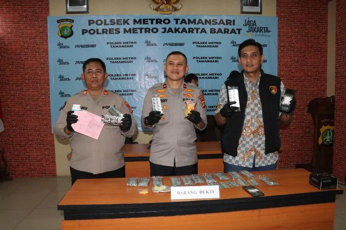 Peredaran Obat Keras Berkedok Toko Kosmetik di kawasan Jalan Keamanan II RT 02/07, Kelurahan Keagungan, Kecamatan Tamansari, Jakarta Barat.