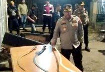 Patroli KRYD, Kapolsek Kebon Jeruk Polres Metro Jakarta Barat Kompol Nur Aqsha Ferdianto, menemukan dua bilah senjata tajam jenis celurit, satu senjata mainan jenis klewang dan menemukan narkoba jenis tembakau sintetis (sinte).
