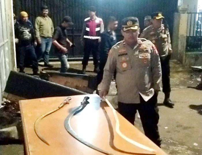 Patroli KRYD, Kapolsek Kebon Jeruk Polres Metro Jakarta Barat Kompol Nur Aqsha Ferdianto, menemukan dua bilah senjata tajam jenis celurit, satu senjata mainan jenis klewang dan menemukan narkoba jenis tembakau sintetis (sinte).