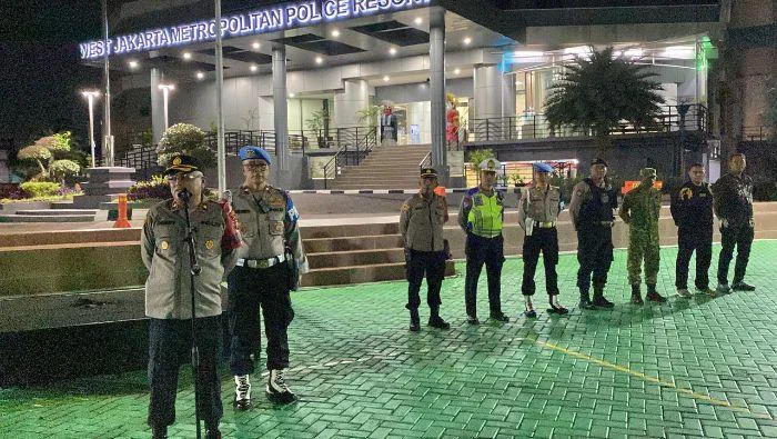 Cegah Tawuran dan Kejahatan Jalanan, Polres Jakbar Intensifkan Patroli Kewilayahan, Kegiatan patroli tersebut melibatkan sebanyak 79 personel gabungan yang terdiri dari TNI, Polri dan Satpol PP.