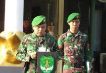 Inspektur Upacara, Danramil 03/Pasar Rebo–Ciracas Kodim 0505/Jt Mayor Inf Nawawi Affandi bulan Mei 2026 di Lapangan Makodim 0505/JT Cakung,