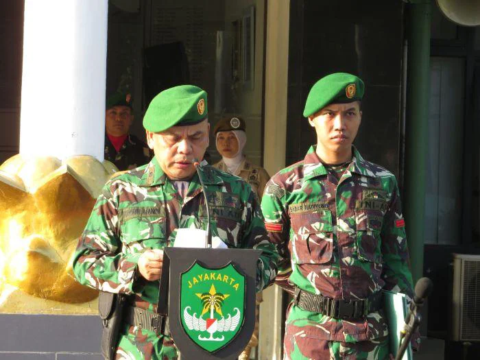Inspektur Upacara, Danramil 03/Pasar Rebo–Ciracas Kodim 0505/Jt Mayor Inf Nawawi Affandi bulan Mei 2026 di Lapangan Makodim 0505/JT Cakung,