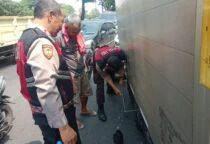 Personel Unit Samapta Polsek Kalideres Polres Metro Jakarta Barat saat melaksanakan patroli kewilayahan, Sigap Bantu Pengemudi Truk Box Pecah Ban Senin (18/5/2026) siang.