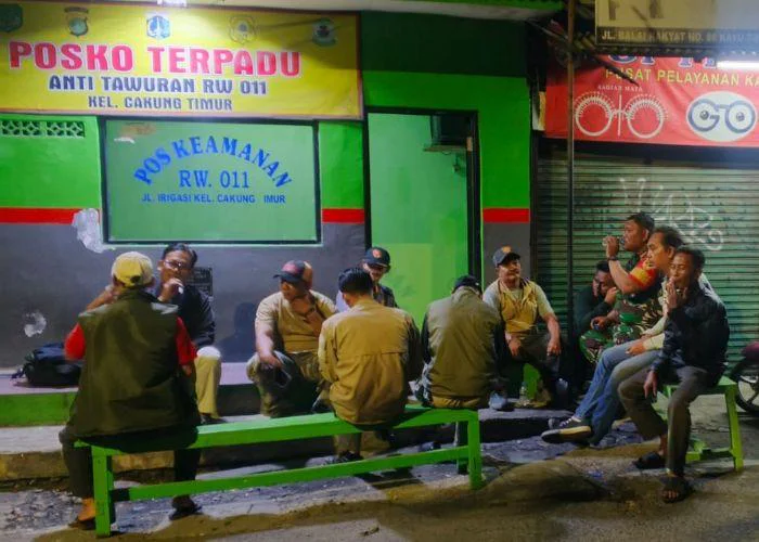 Babinsa Koramil 06/Cakung, Bhabinkamtibmas Polsek Cakung, Ketua RW, Satpol PP Kecamatan, FKDM, FKPM, serta warga masyarakat setempat, patroli serta siskamling keliling di wilayah Kelurahan Cakung Timur Kecamatan Cakung Jakarta Timur. Senin (18/05/26).