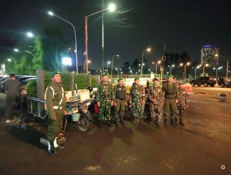Kegiatan Rutin, Babinsa Koramil 01/Tangerang dan Babinsa Koramil 07/Pondok Aren bersama Komduk melakukan patroli malam untuk menjaga Kamtibmas