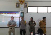 Polsek Tambora Bersama 3 Pilar, Bhabinkamtibmas Kelurahan Tambora Aiptu Sri Bawono Wahyu melaksanakan kegiatan 'Police Goes To School' di SMAN 19 Tambora, Jalan Perniagaan RW 01